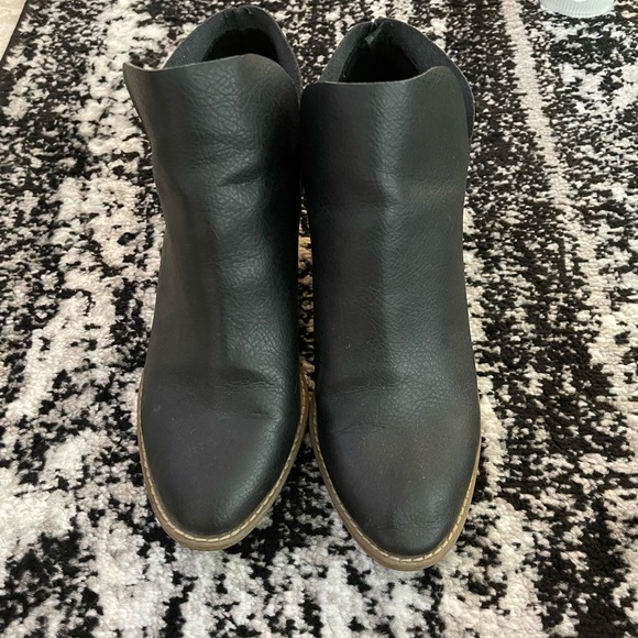 Universal Thread booties - Picture 2 of 3